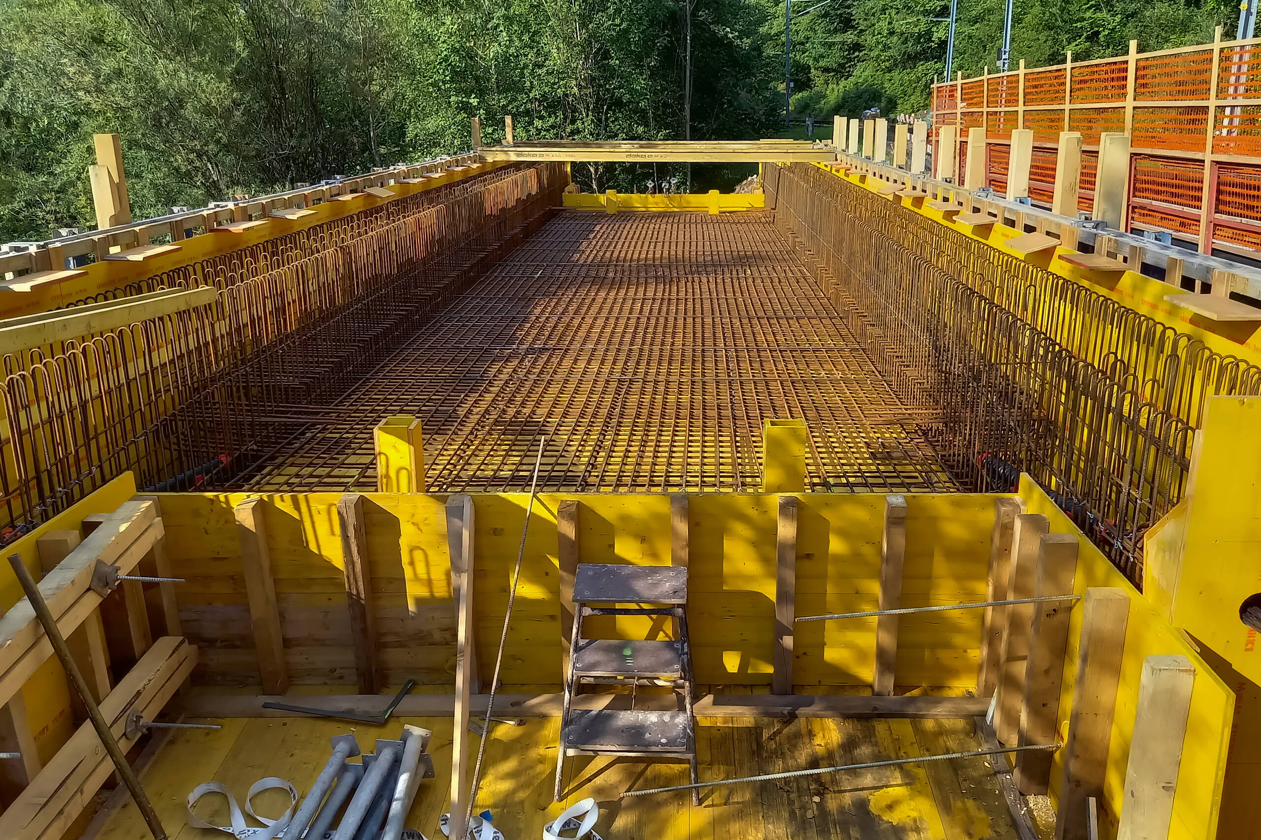 Brückencluster 3, Bahninfrastruktur - Ribu